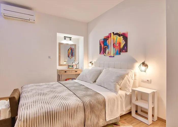 Candler's Old Town Апартаменти *