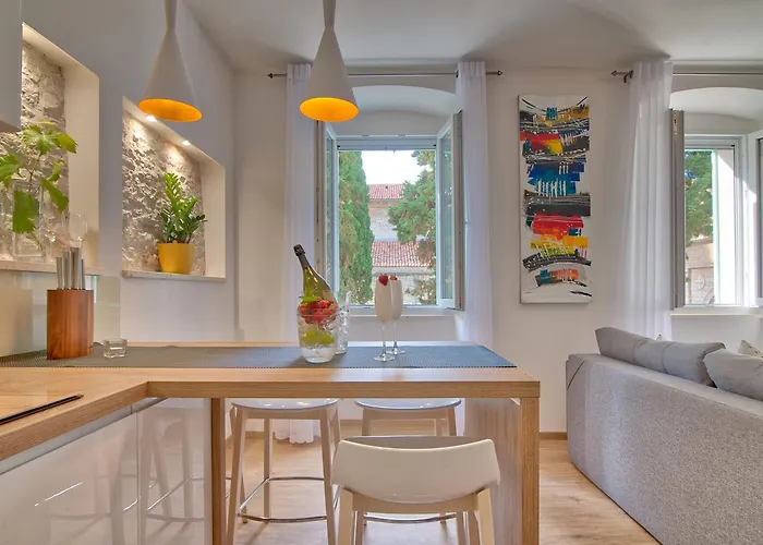 Апартаменти Candler's Old Town Пула