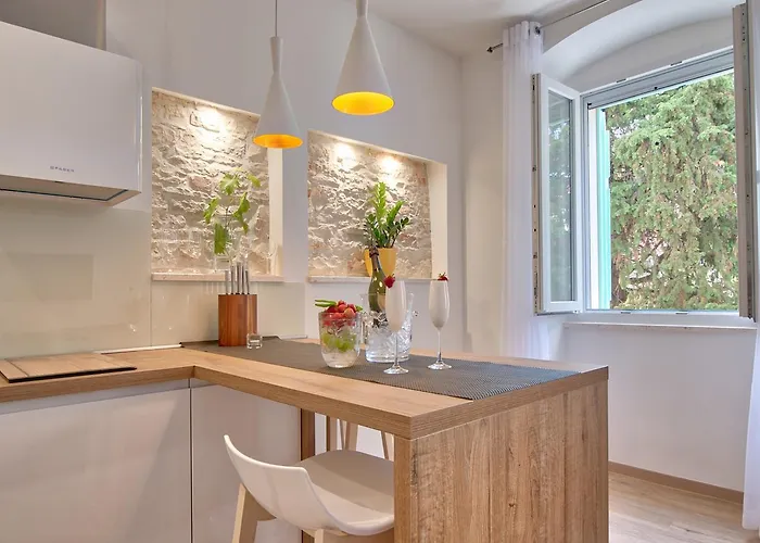 Апартаменти Candler's Old Town Пула