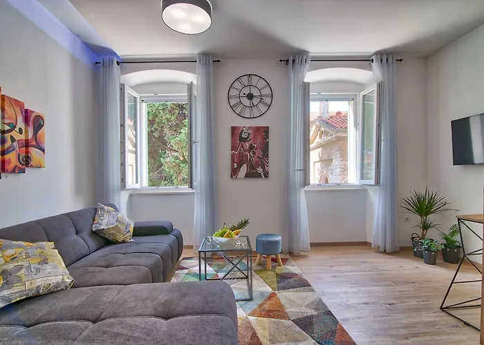 Апартаменти Candler's Old Town Пула