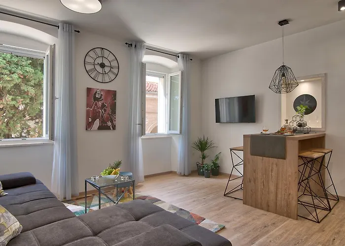 Candler's Old Town Апартаменти *