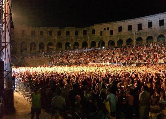 Candler's Old Town Пула