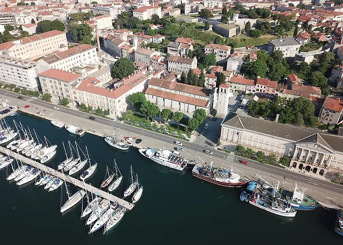 Candler's Old Town Апартаменти *