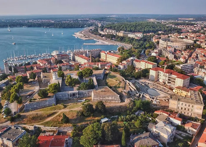 Candler's Old Town Пула