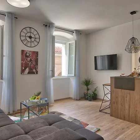 Candler's Old Town Apartment *